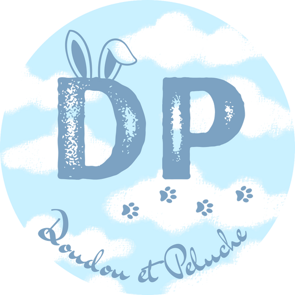 logo bleu ciel avec des nuages représentant les initiales de Doudou et Peluche, DP 